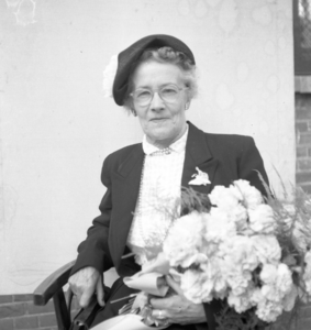 856555 Portret van een onbekende vrouw met een bos bloemen, waarschijnlijk een lerares aan de Rijks Hogere Burgerschool ...